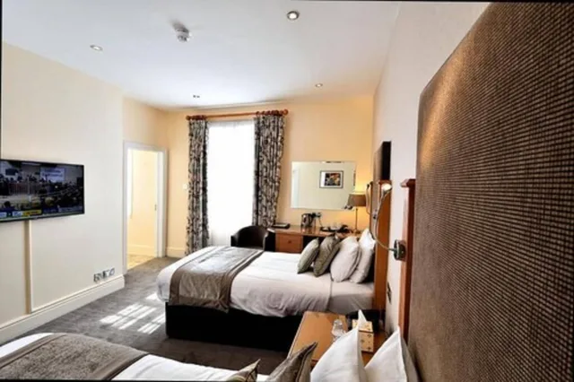 غرفة قياسية بسريرين منفصلين، Queens Court Hotel 5/6