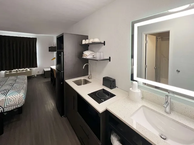 غرفة قياسية بسرير كوين بمطبخ صغير، Studio6 Altoona, IA - Des Moines East 7/10