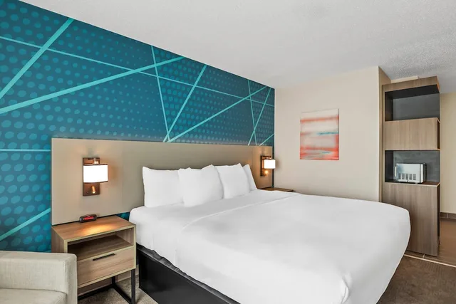 Room, King Bed, Comfort Inn Emporia 3/6