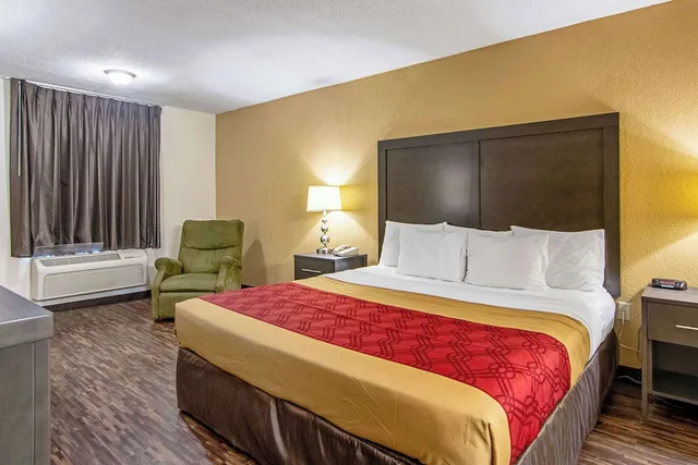 Standard, King Bed, Smoking, Econo Lodge Inn And Suites Matthews Charlotte 3/4
