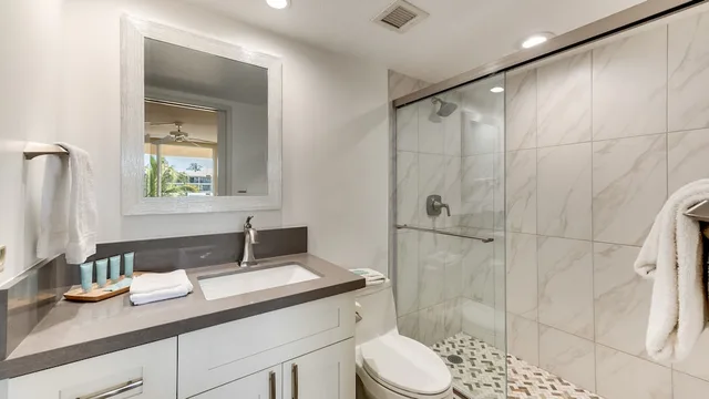 شقة سكنية بسرير كوين بغرفة نوم واحدة بإطلالة جزئية على البحر مع أريكة، Castle Maui Banyan 4/6