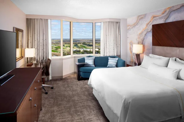 جناح بسرير كينج بغرفة نوم واحدة، Westin Savannah Harbor Golf Resort Spa 1/2