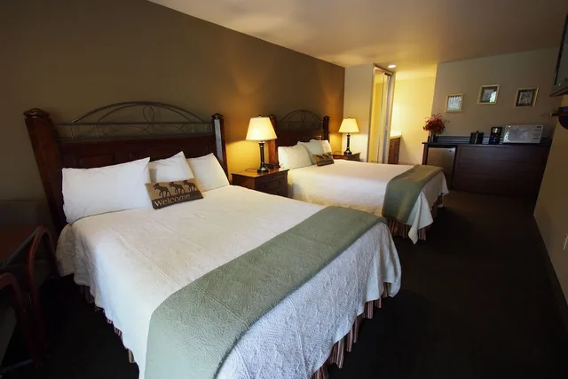 غرفة قياسية بسريرين كوين يُسمح فيها بالحيوانات الأليفة في الطابق الأرضي، Redwood Hyperion Suites 3/6