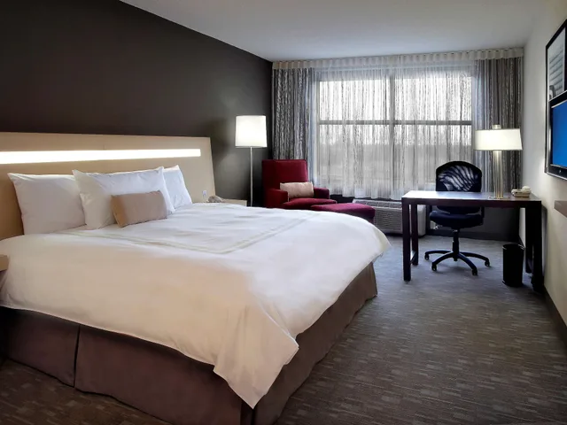 غرفة تنفيذية بسرير كينج مع أريكة، NOVOTEL MONTREAL AIRPORT 1/4