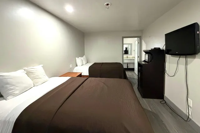 Room, 2 Queen Beds, 6 Rivers Motel 1/4