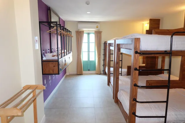 غرفة عائلية بأسرّة بطابقين بحمام خاص، Siri Poshtel Bangkok 6/10