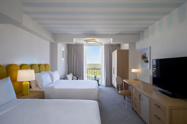 غرفة بسريرين كوين بإطلالة على المدينة مع أريكة لذوي الإعاقة، Renaissance Orlando Resort - Disney Springs Area 2/10