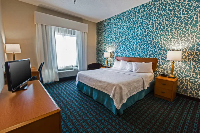 غرفة بسرير كينج، Fairfield Inn & Suites Toledo North 1/2