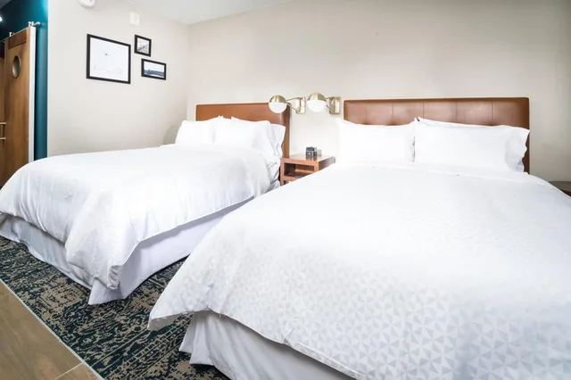 Design, 2 Queen Beds، FOUR POINTS BY SHERATON HOUSTON INTERCONTINENTAL AIRPORT 3/7