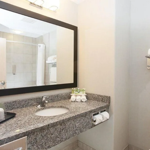 غرفة قياسية بسرير كينج لذوي الإعاقة، Holiday Inn Express Fort St John 9/10