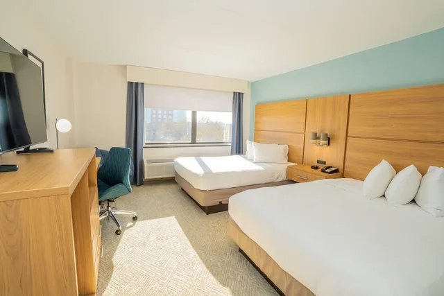 غرفة بسريرين كوين لذوي الإعاقة، Elimwood Hotel, A Ramada by Wyndham 4/10