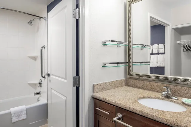 جناح بسرير كينج مع أريكة، Residence Inn Newport News Airport 3/5