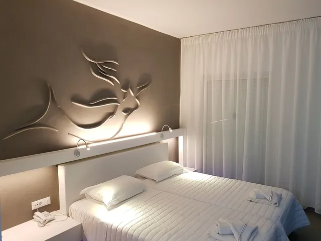 شقة ديلوكس بسريرين كوين بغرفة نوم واحدة مع أريكة، Niriides Hotel 1/4