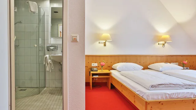 Room, Twin Beds, Hotel Restaurant Krokodil 2/6