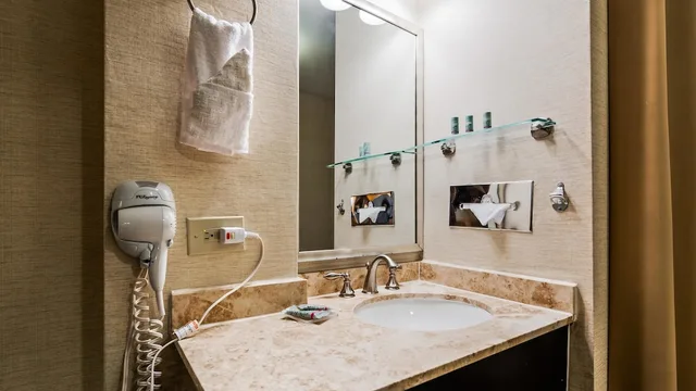 غرفة قياسية بسرير كينج بحوض جاكوزي، Best Western Queens Gold Coast 6/8