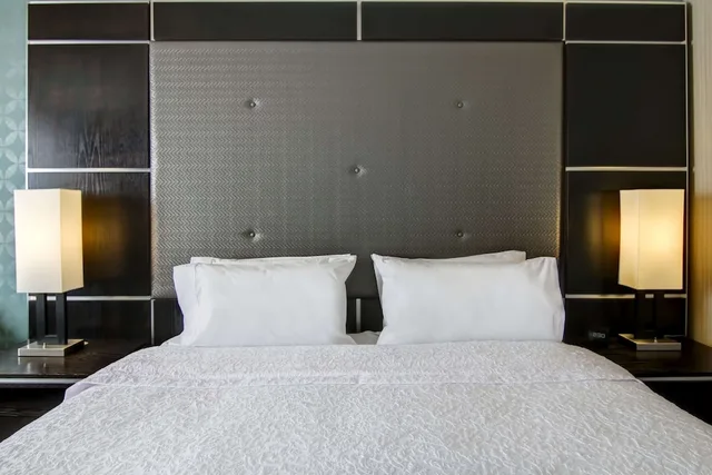 غرفة بسرير كينج، Hampton Inn & Suites by Hilton Calgary-Airport 2/3