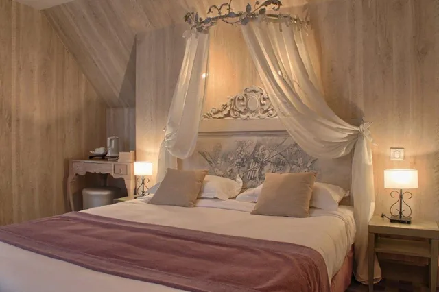 Romantic, Double Bed, Balcony, Hotel Residence Foch 1/6