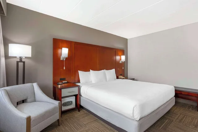 غرفة قياسية بسرير كينج بشرفة، Comfort Inn Edgewater on Hudson River 2/10
