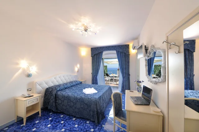 غرفة ديلوكس بإطلالة على البحر بشرفة، Hotel Villa Maria Pia 3/6