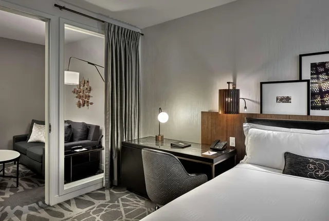 جناح بسرير كينج بغرفة نوم واحدة مع أريكة، Londonhouse Chicago Curio Collection By Hilton 1/3