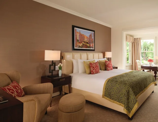 غرفة سوبيريور بسرير كينج بشرفة، The Beverly Hills Hotel 2/2