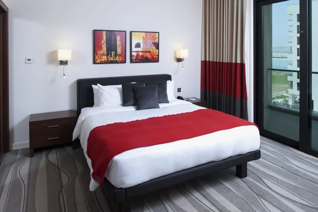 1 King 1 Double 2 Bedroom Suite Theme Park Access، Staybridge Suites Abu Dhabi Yas Island 3/10