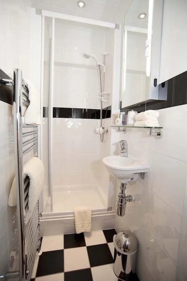 Standard, Single, Single Bed, Private Bathroom, Downstairs View، Albany House 1/1