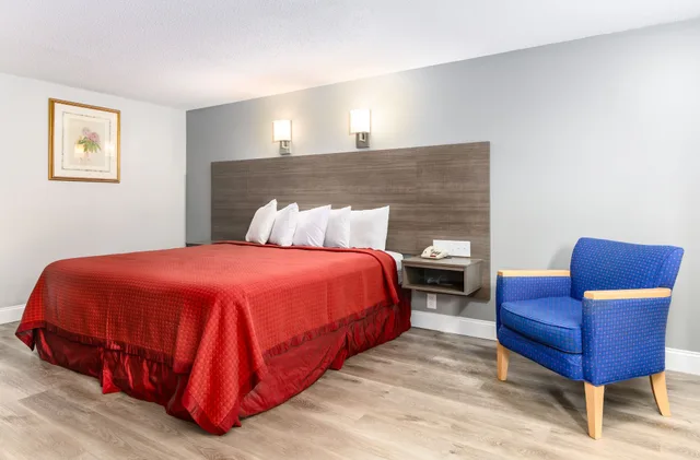 غرفة ديلوكس بسرير كينج، Captains Quarters Motel Conference Center 2/3