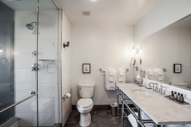 غرفة تقليدية بسريرين كوين، Ironworks Hotel Indy 3/3
