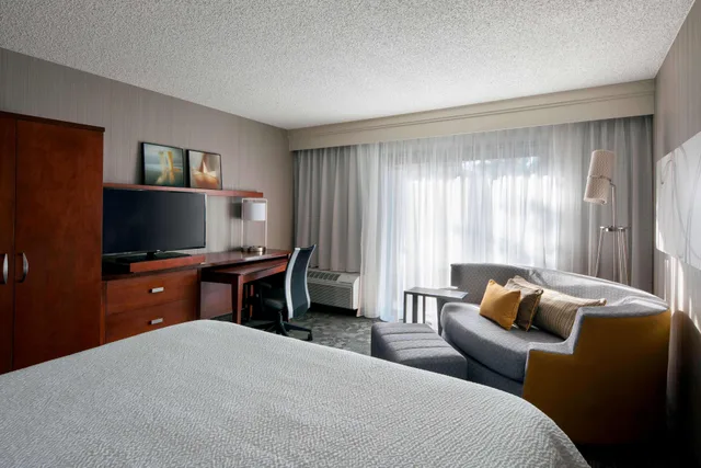 غرفة ديلوكس بسرير كينج بشرفة، Sonesta Select Los Angeles Torrance South Bay 1/2