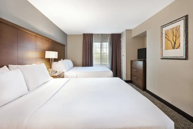جناح بسريرين كوين بغرفة نوم واحدة بمطبخ، STAYBRIDGE SUITES KALAMAZOO 1/3