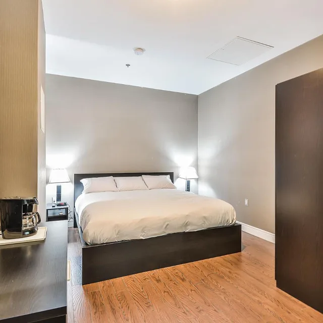غرفة بسرير كينج، Nu Hotel Toronto 6/10