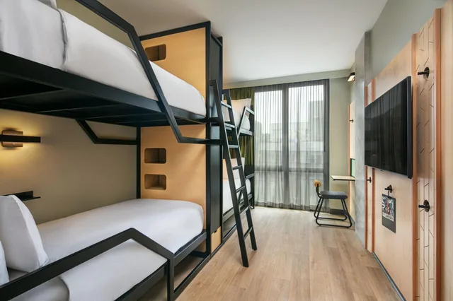غرفة قياسية رباعية، Moxy Brooklyn Williamsburg 1/4