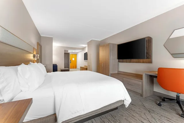 جناح بسرير كينج بغرفة نوم واحدة مع أريكة، Holiday Inn Express Breezewood 3/9
