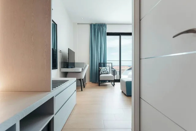 جناح استوديو ديلوكس بسرير كينج بإطلالة على البحر بشرفة، Elements Hotel & Shops 4/7