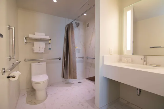 City, Junior Suite, 2 Queen Beds, Accessible، The Benson Portland, Curio Collection by Hilton 3/6