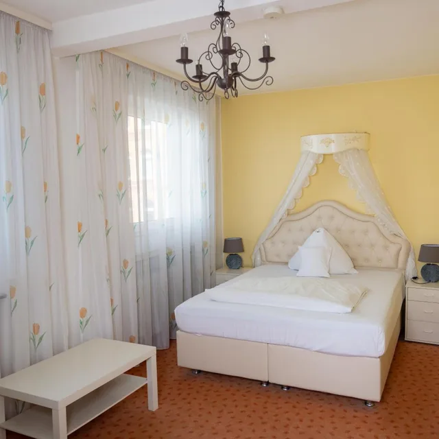 جناح، Hotel Alpha 3/6