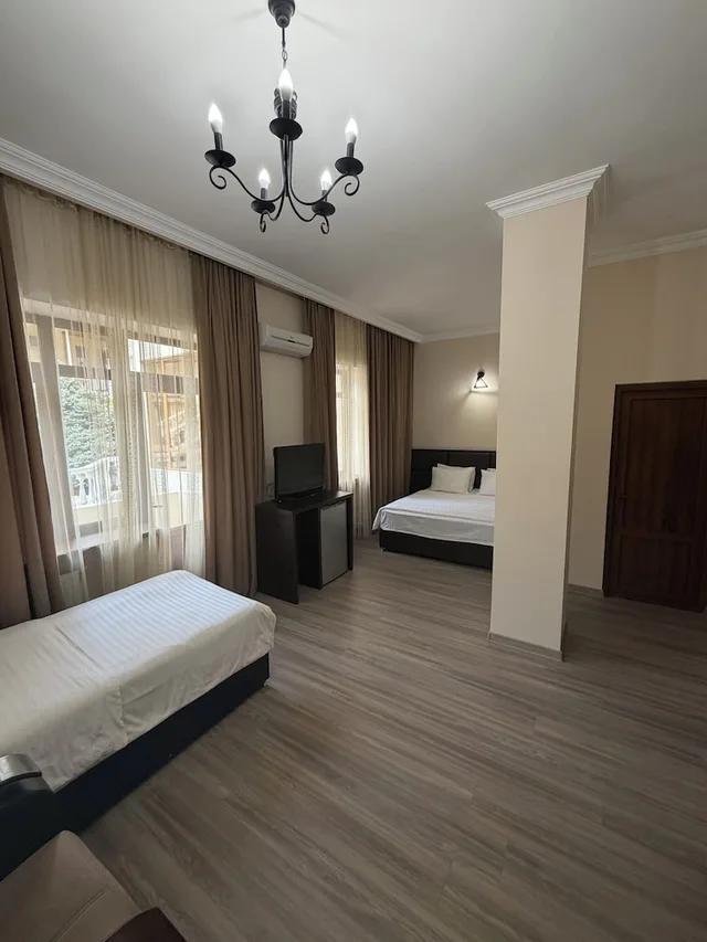 غرفة ثلاثية بثلاثة أسرّة، Capital Hotel 3/6