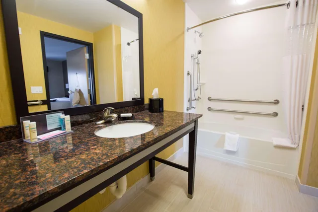 غرفة بسرير كينج، Hampton Inn And Suites Toledo Westgate 1/2