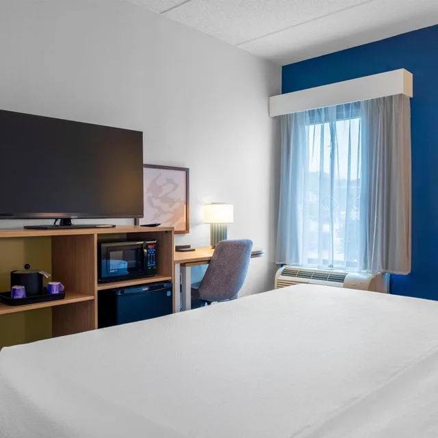 غرفة بسرير كينج بحوض استحمام لذوي الإعاقة، Spark by Hilton Atlanta Kennesaw Town Center 2/10