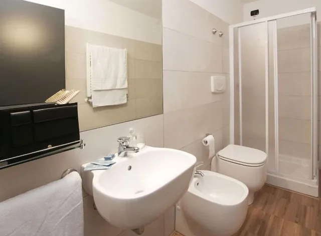 Classic, Double Bed, Hotel Mary 2/3