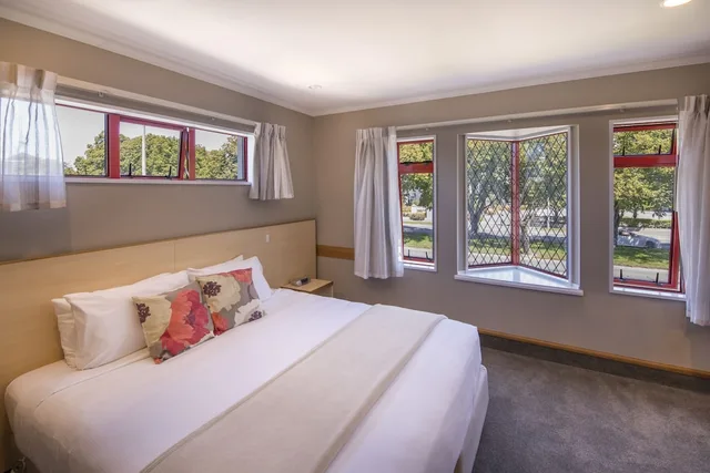 Studio, King Bed, Amross Court Motor Lodge 1/3