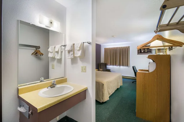 غرفة بسرير كوين، Rodeway Inn Gateway to Medora T-Roosevelt & Makoshika State Park 4/4