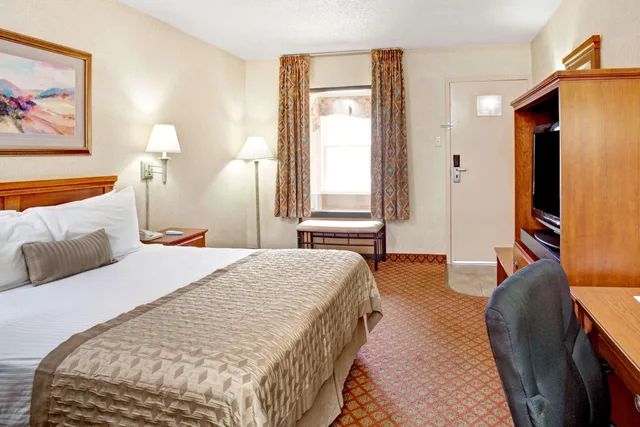 غرفة بسرير كوين، Ramada By Wyndham West Memphis 1/1