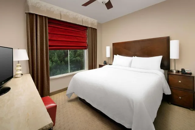 جناح تنفيذي بسرير كينج بغرفتين مع أريكة، Embassy Suites by Hilton Birmingham Hoover 2/5
