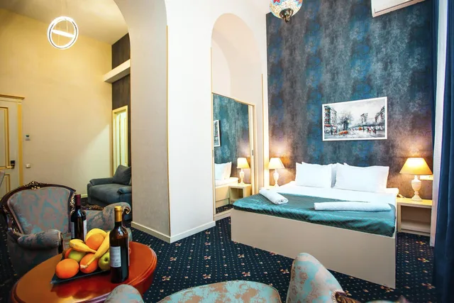 جناح جونيور، Hotel Rustaveli 8/8
