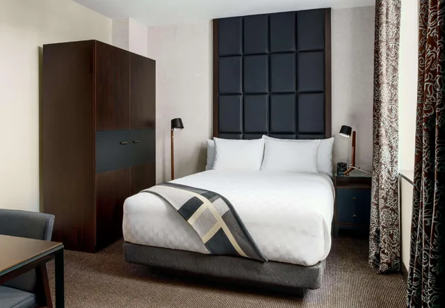 غرفة قياسية بسرير مزدوج، Joinery Hotel Pittsburgh, Curio Collection by Hilton 2/2