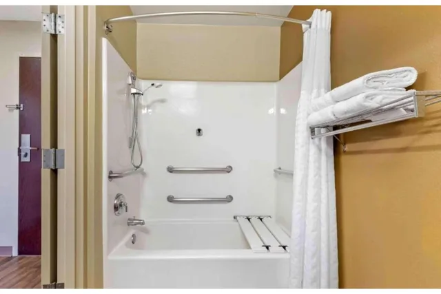 جناح بسرير كينج بمطبخ لذوي الإعاقة، Studio 6 Extended Stay Rochester Greece NY 9/10