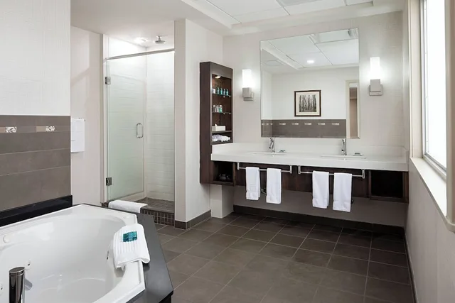 جناح كلوب بسرير مزدوج بغرفة نوم واحدة، Delta Hotels By Marriott Calgary South 5/5