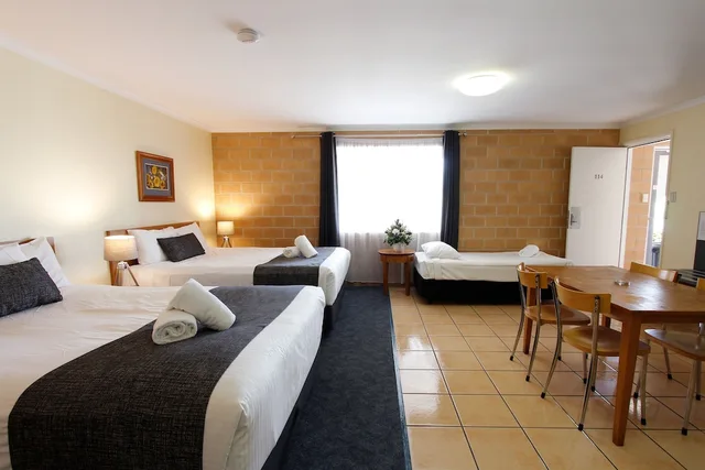 استوديو عائلي بسرير كوين وسريرين فرديين، Windmill Motel and Events Centre 2/10